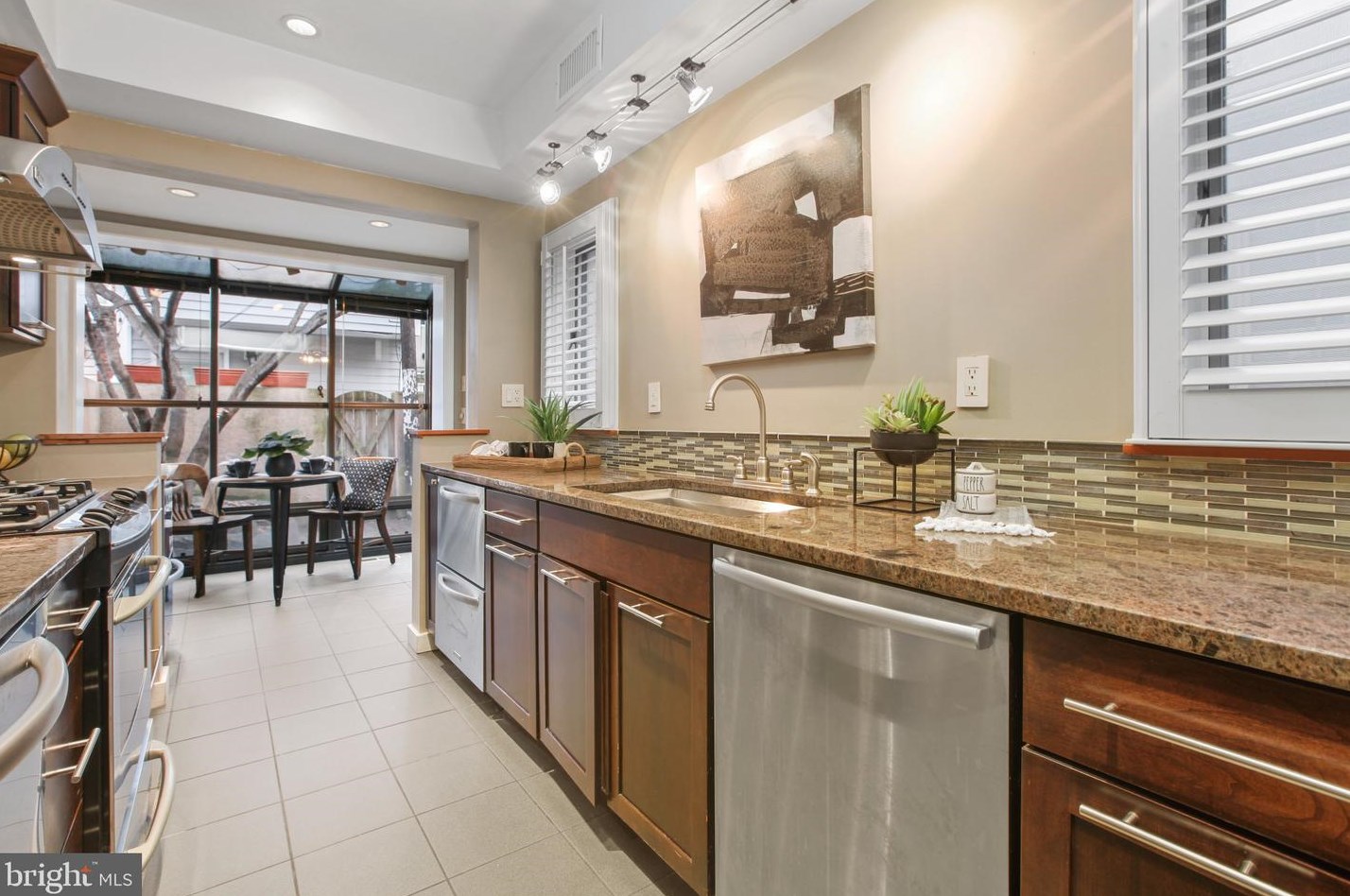 39 Henrietta St, Baltimore MD  21230-3936 exterior