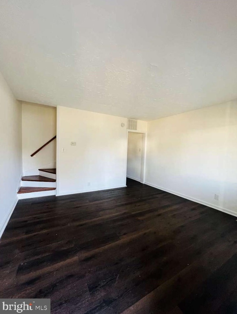407 Roundview Rd, Baltimore, MD 21225-1425
