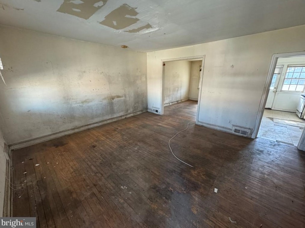 828 Chapel Gate Ln, Baltimore, MD 21229-1219
