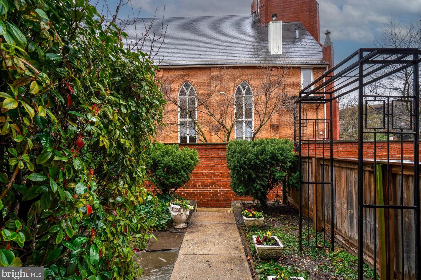 827 Sharp St, Baltimore MD  21230-3613 exterior