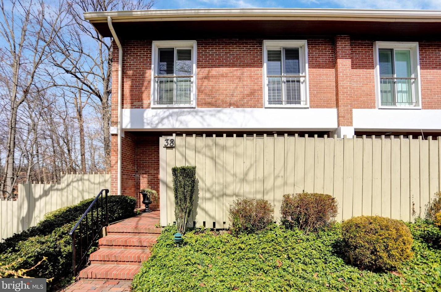 38 Bouton Green Ct, Baltimore, MD 21210-1503