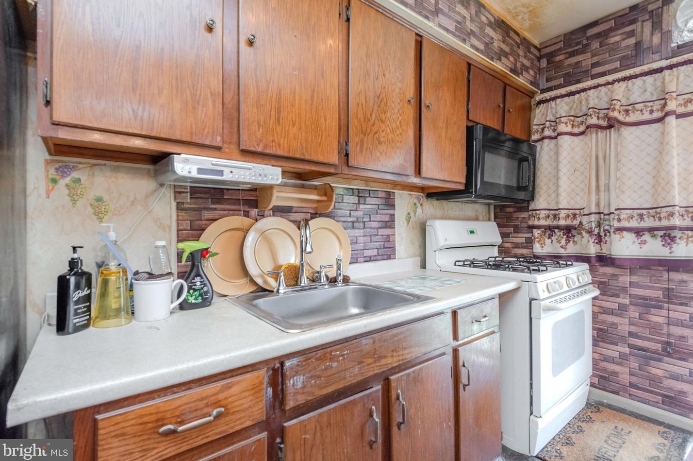 1551 Stonewood Rd, Baltimore MD  21239-3902 exterior