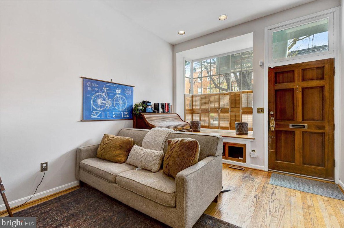 723 Hanover St, Baltimore MD  21230-3832 exterior