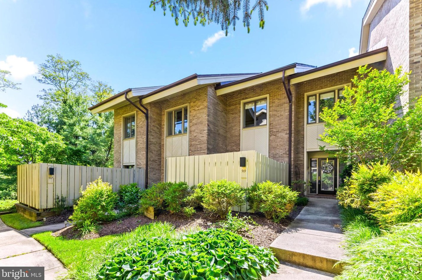 919 Drohomer Pl, Baltimore, MD 21210-1343