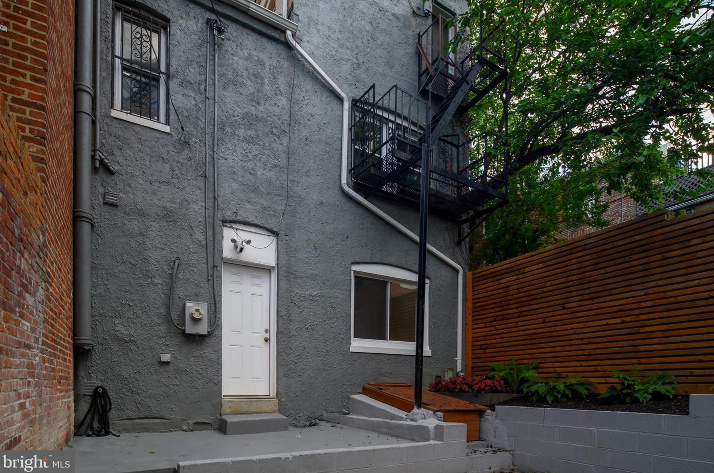 808 Hollins St, Baltimore MD  21201-1004 exterior