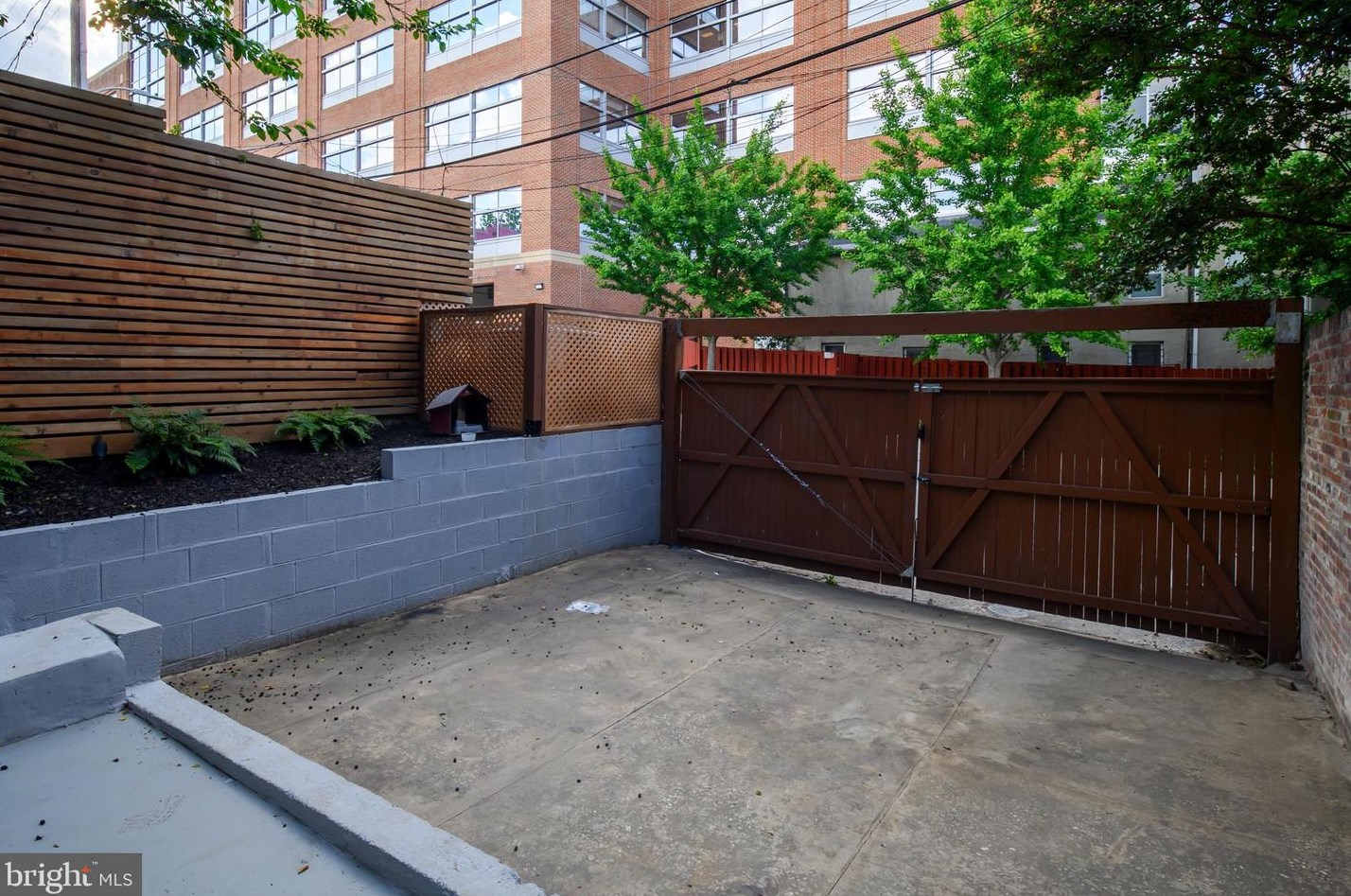 808 Hollins St, Baltimore MD  21201-1004 exterior