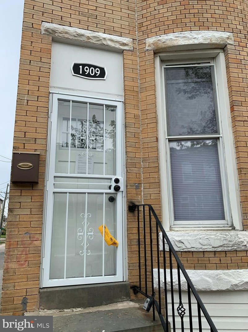 1909 Barclay St, Baltimore, MD 21218-6129