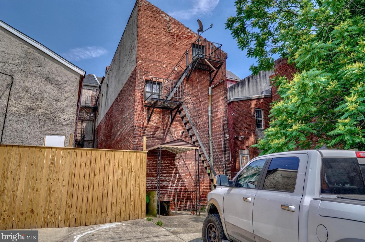 316 Paca St, Baltimore MD  21201-1885 exterior