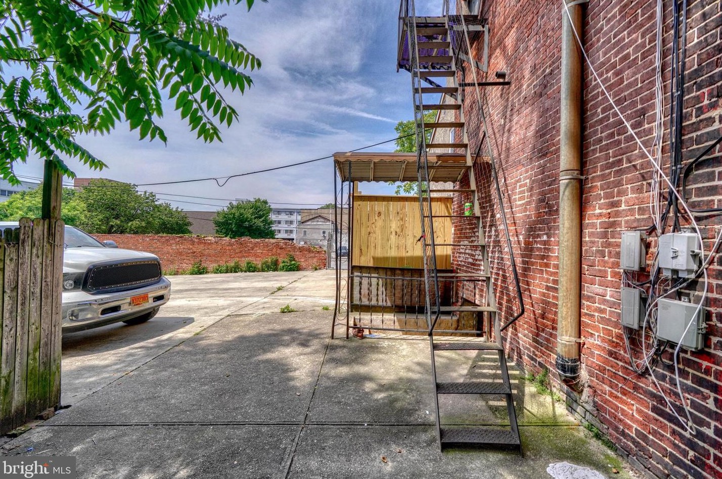 316 Paca St, Baltimore MD 21201-1814 exterior