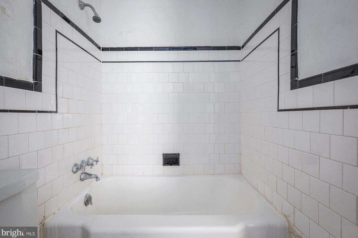 6103 Chinquapin Pkwy, Baltimore MD 21239-1944 exterior