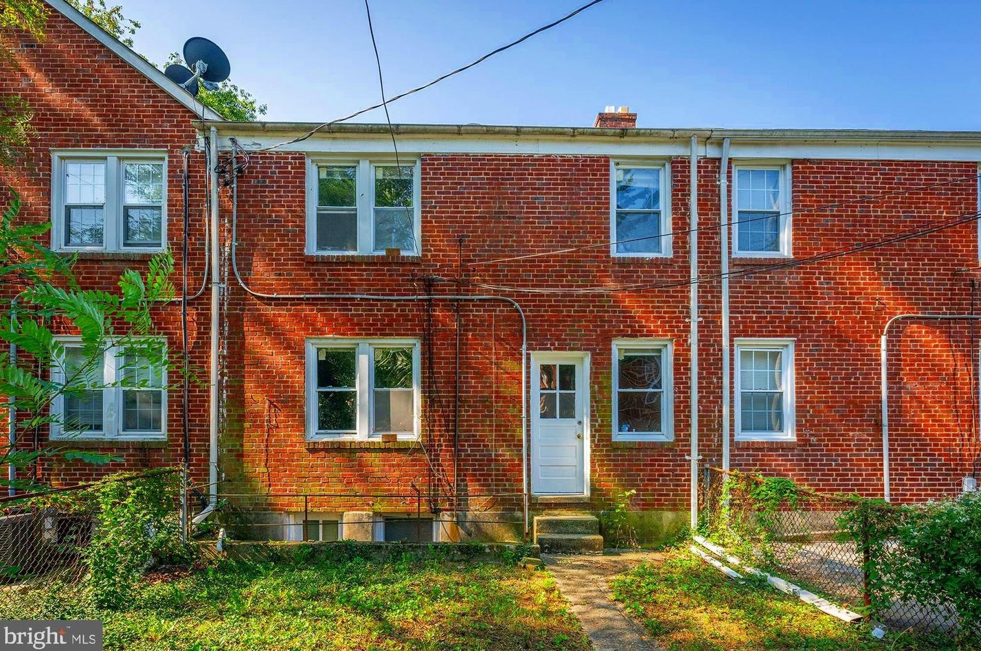 6103 Chinquapin Pkwy, Baltimore MD 21239-1944 exterior