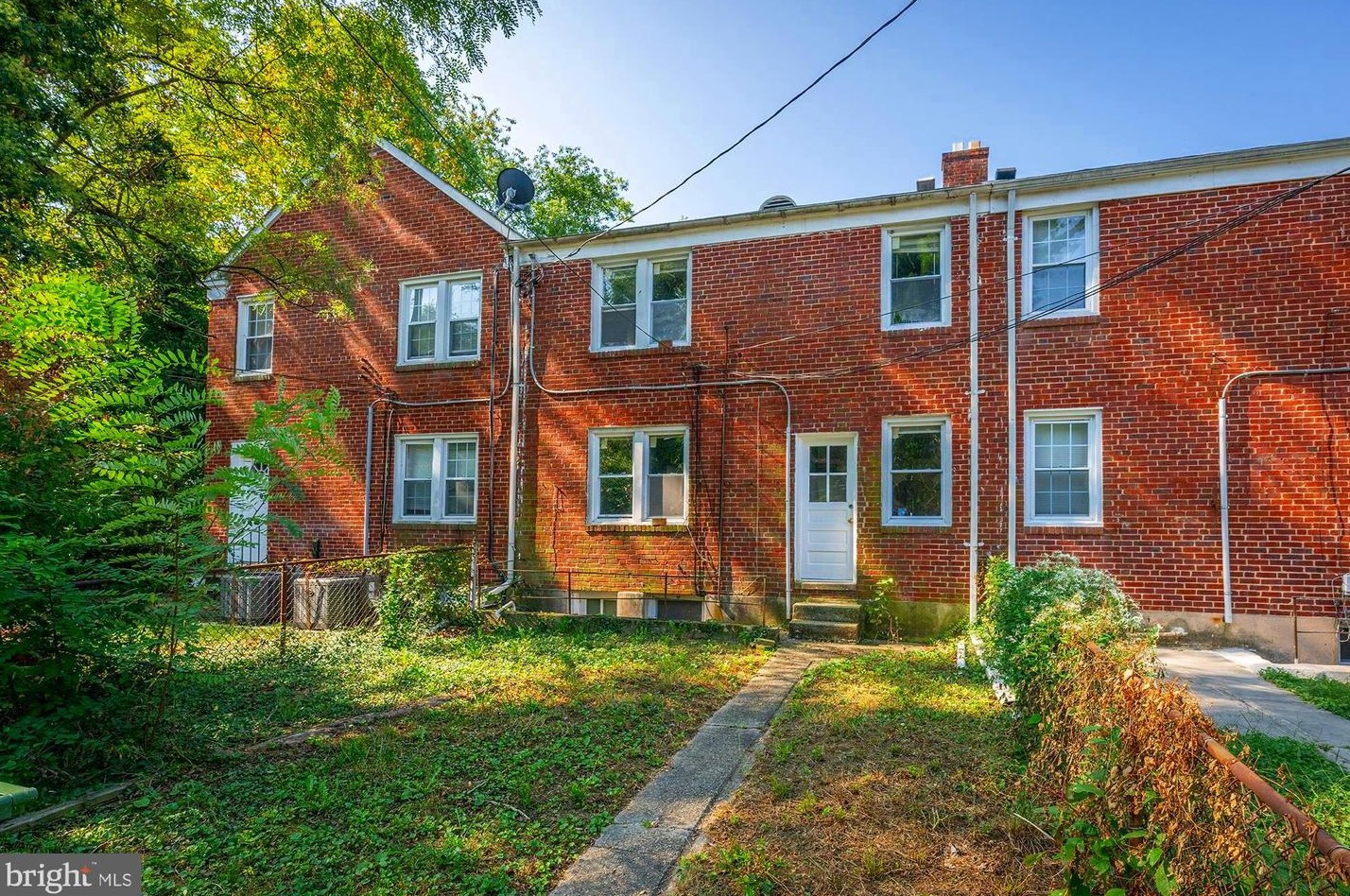 6103 Chinquapin Pkwy, Baltimore MD 21239-1944 exterior