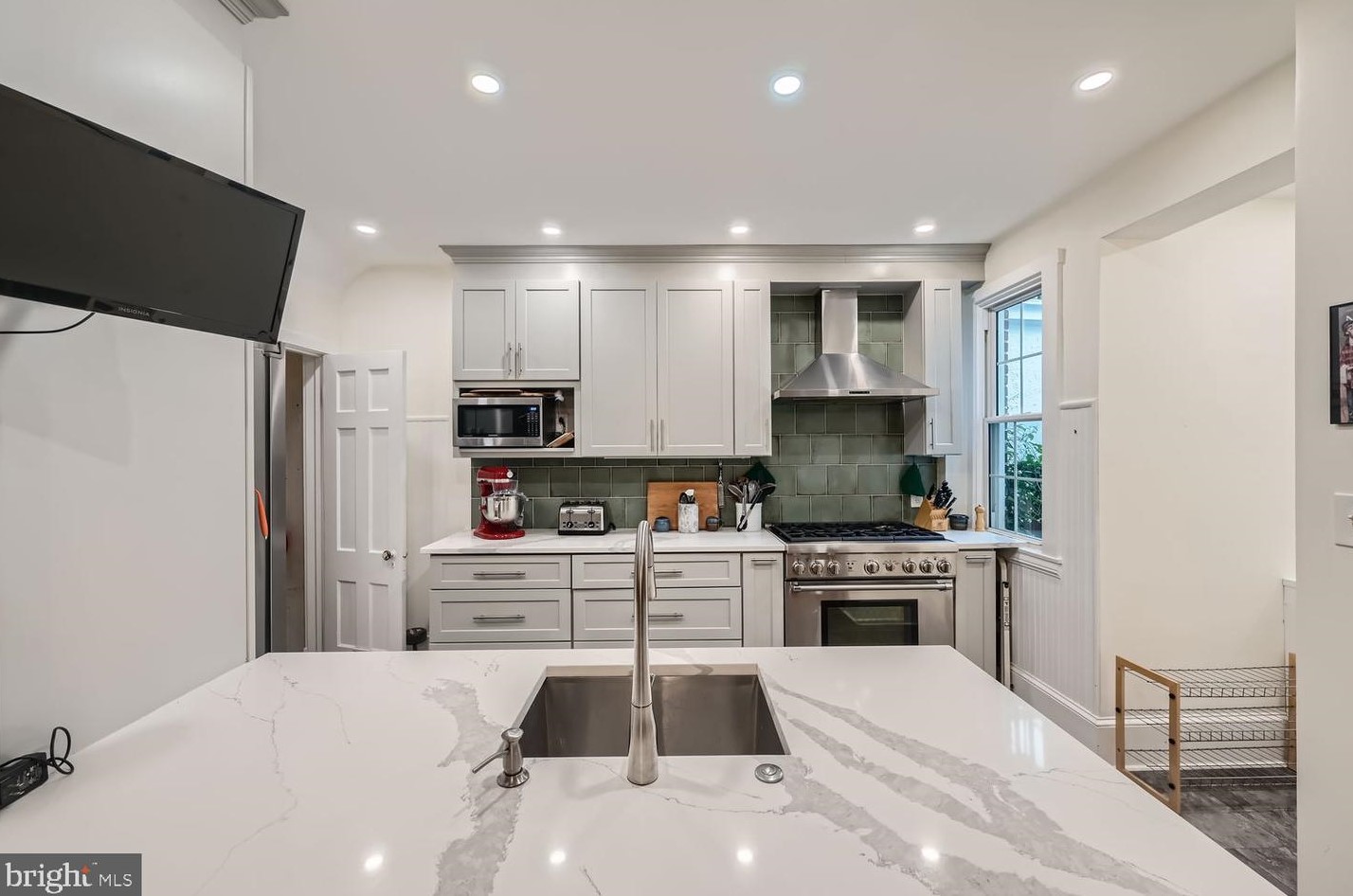 3436 University Pl, Baltimore, MD 21218-2831