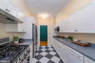 102 W 39th St, Baltimore, MD 21210 - Photo 10