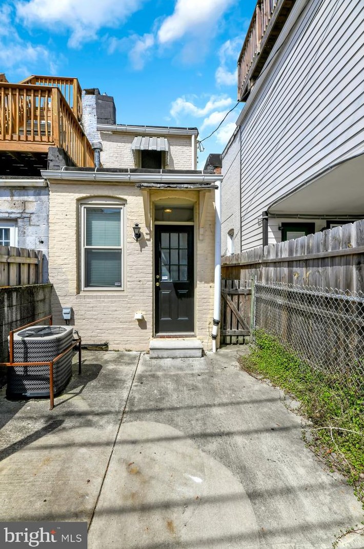 827 Montford Ave, Baltimore MD  21205-1619 exterior