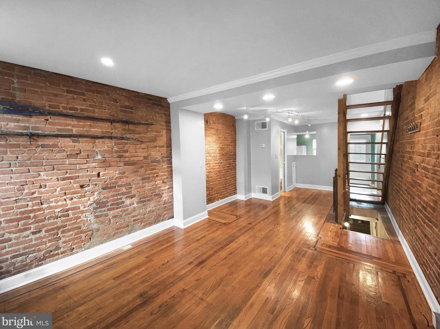 1361 Andre St, Baltimore, MD 21230-5303
