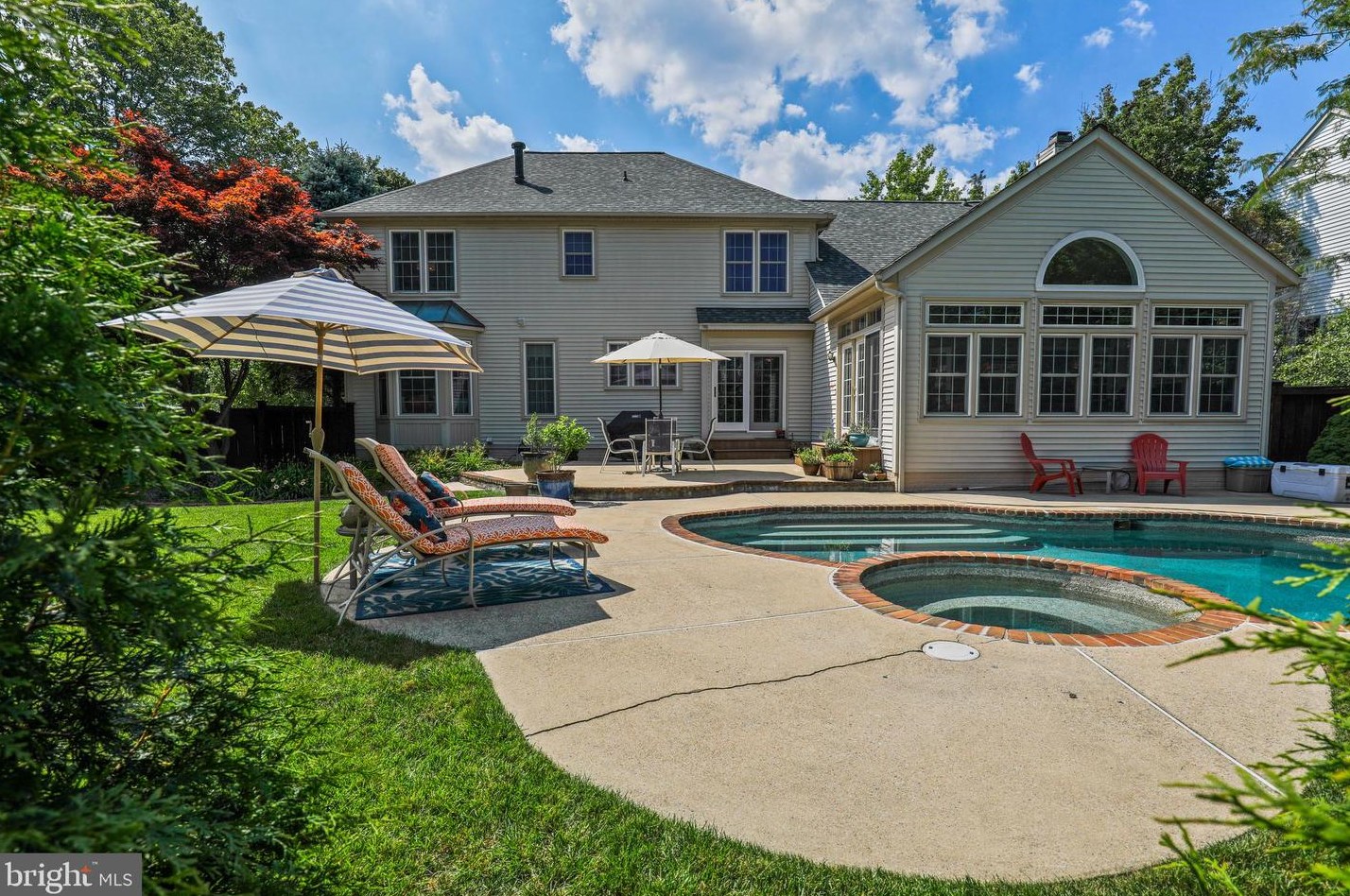 1 Trotting Horse Ct, Baltimore, MD 21228-5354