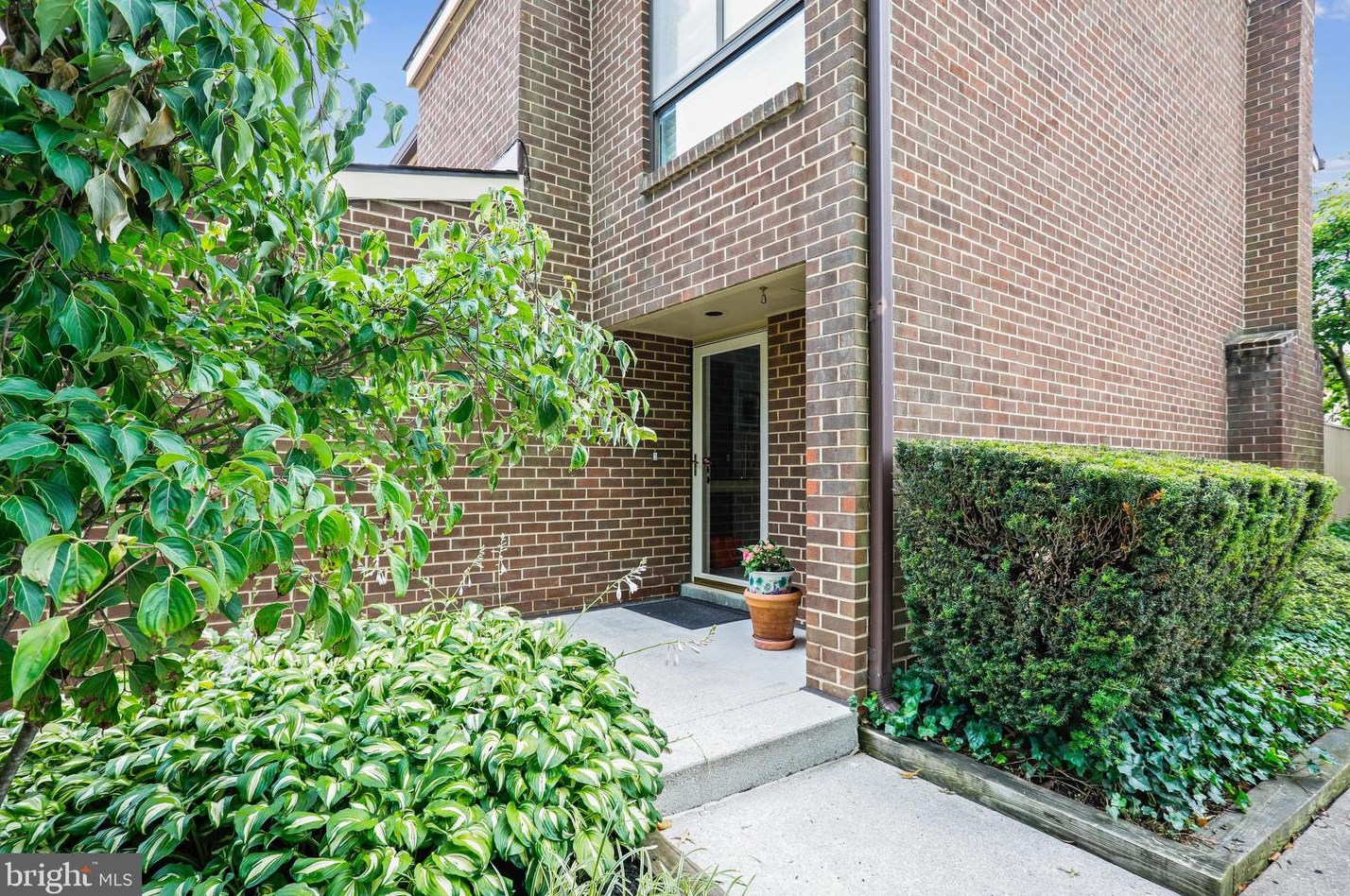 2 Tanner Ct, Baltimore, MD 21208-1332