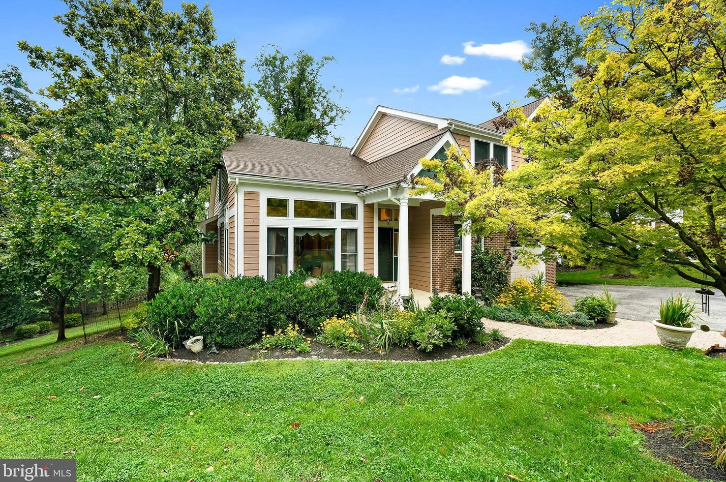 136 Starhill Ln, Baltimore, MD 21228-5400