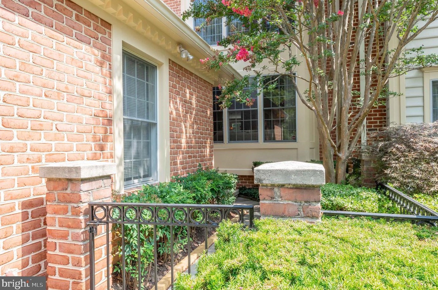 6447 Cloister Gate Dr, Baltimore, MD 21212-1058