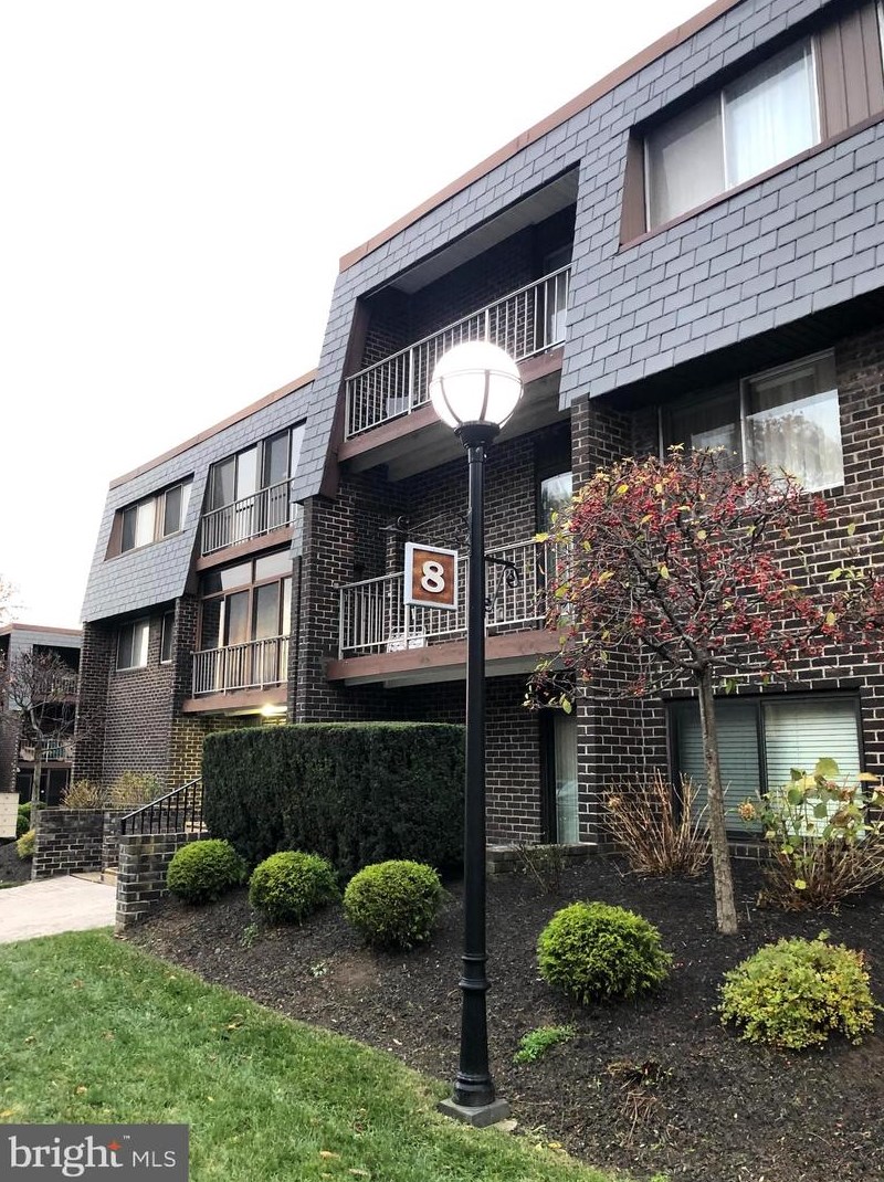 8 Stonehenge Cir, Baltimore, MD 21208-3232