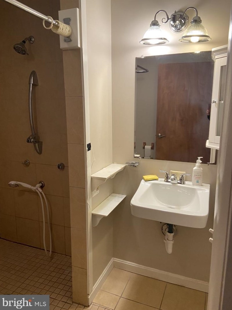 945 Renfrew St, Baltimore, MD 21221-5209