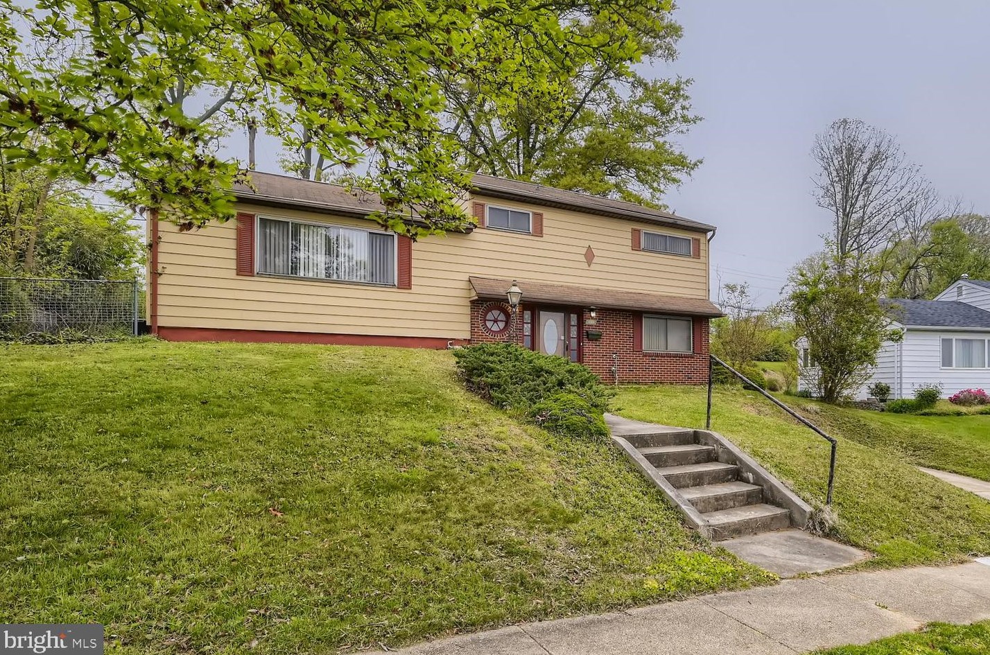 1104 Meadowlark Dr, Baltimore, MD 21227-4319