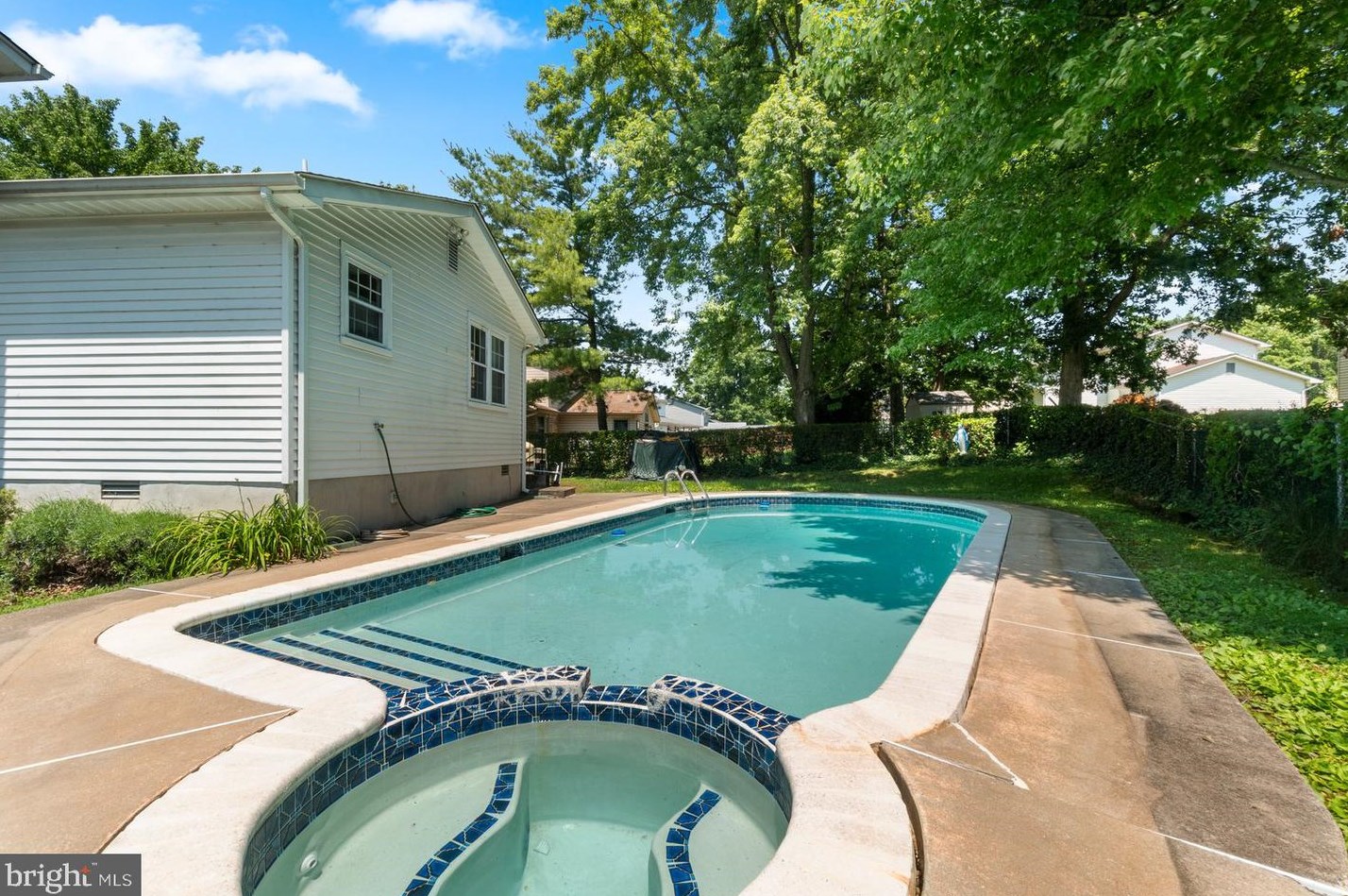 3 Madison Mills Ct, Baltimore, MD 21228-2538