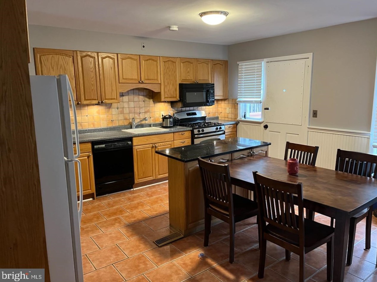 946 Radcliffe Rd, Baltimore, MD 21204