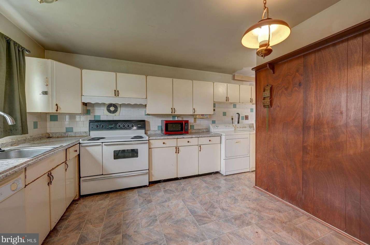 7121 Chamberlain Rd, Baltimore, MD 21244-1813