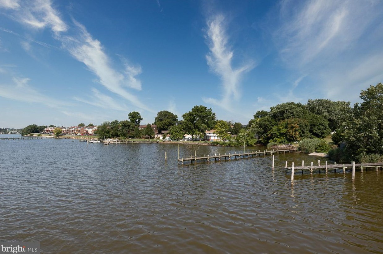 212 Riverside Dr, Baltimore, MD 21221-6826
