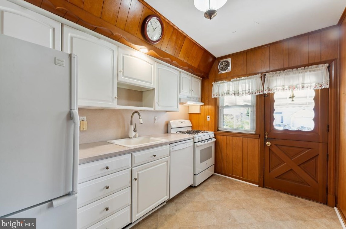 2432 Keyway, Baltimore MD  21222-3806 exterior