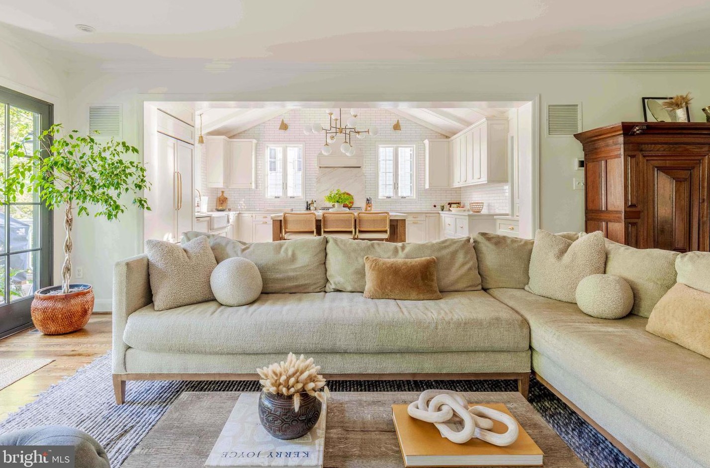 6421 Murray Hl Rd, Baltimore MD 21212-1028 exterior