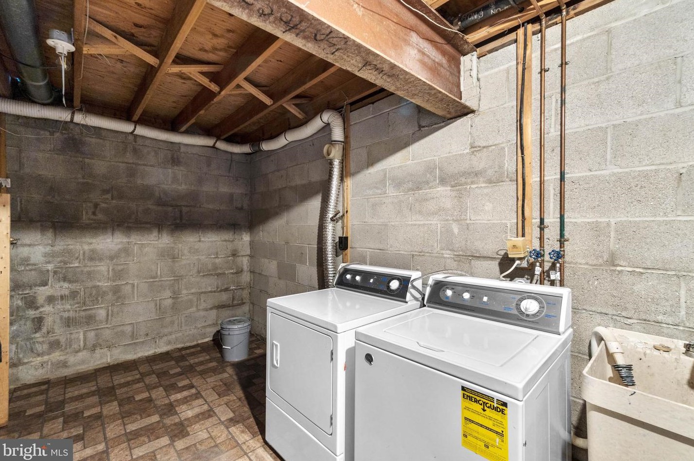 6118 Buckingham Mnr Dr, Baltimore MD 21210-1004 exterior