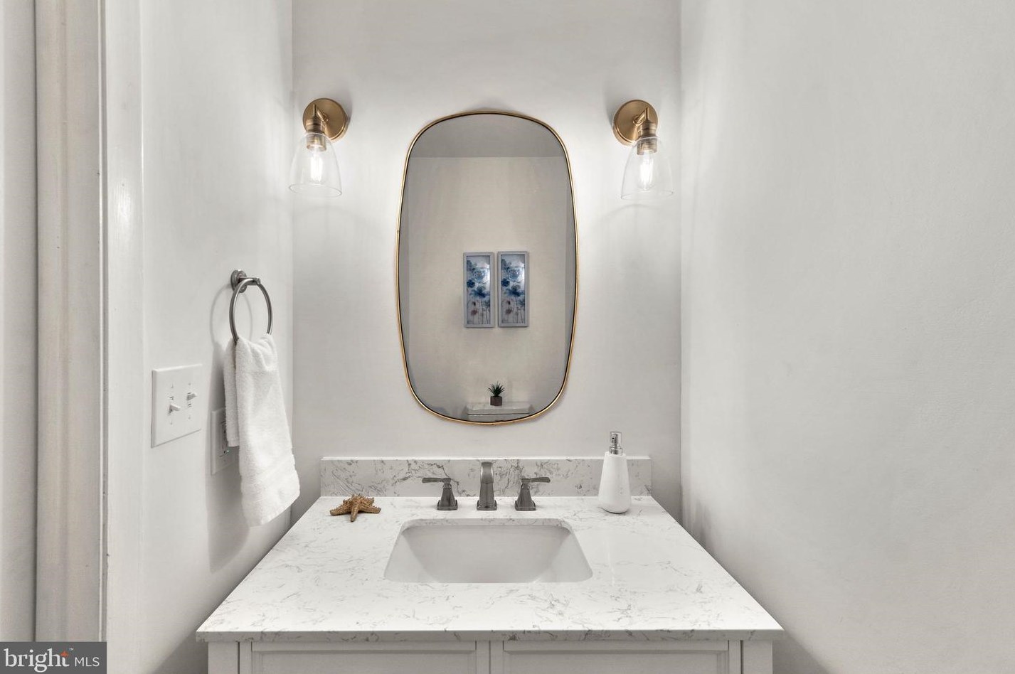 6118 Buckingham Mnr Dr, Baltimore MD 21210-1004 exterior