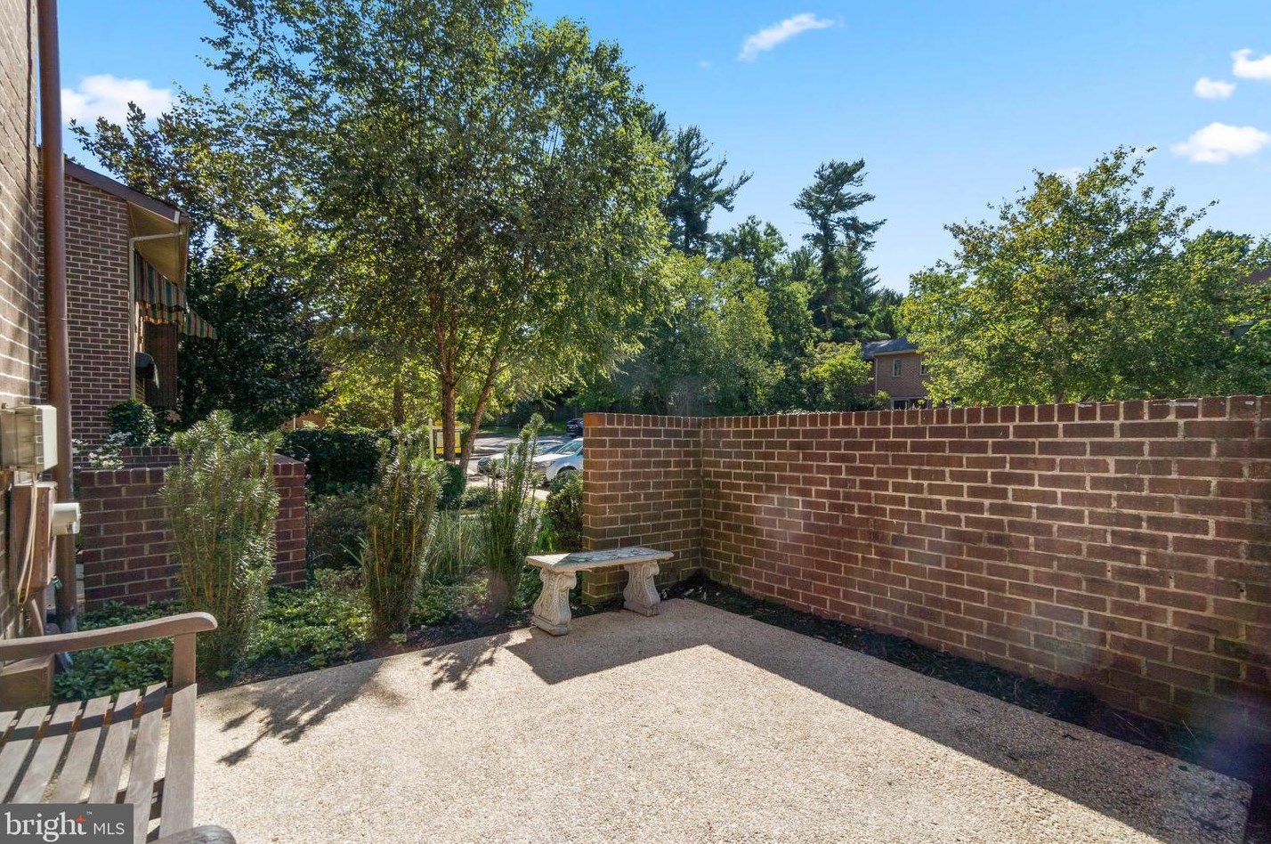 6118 Buckingham Mnr Dr, Baltimore MD 21210-1004 exterior