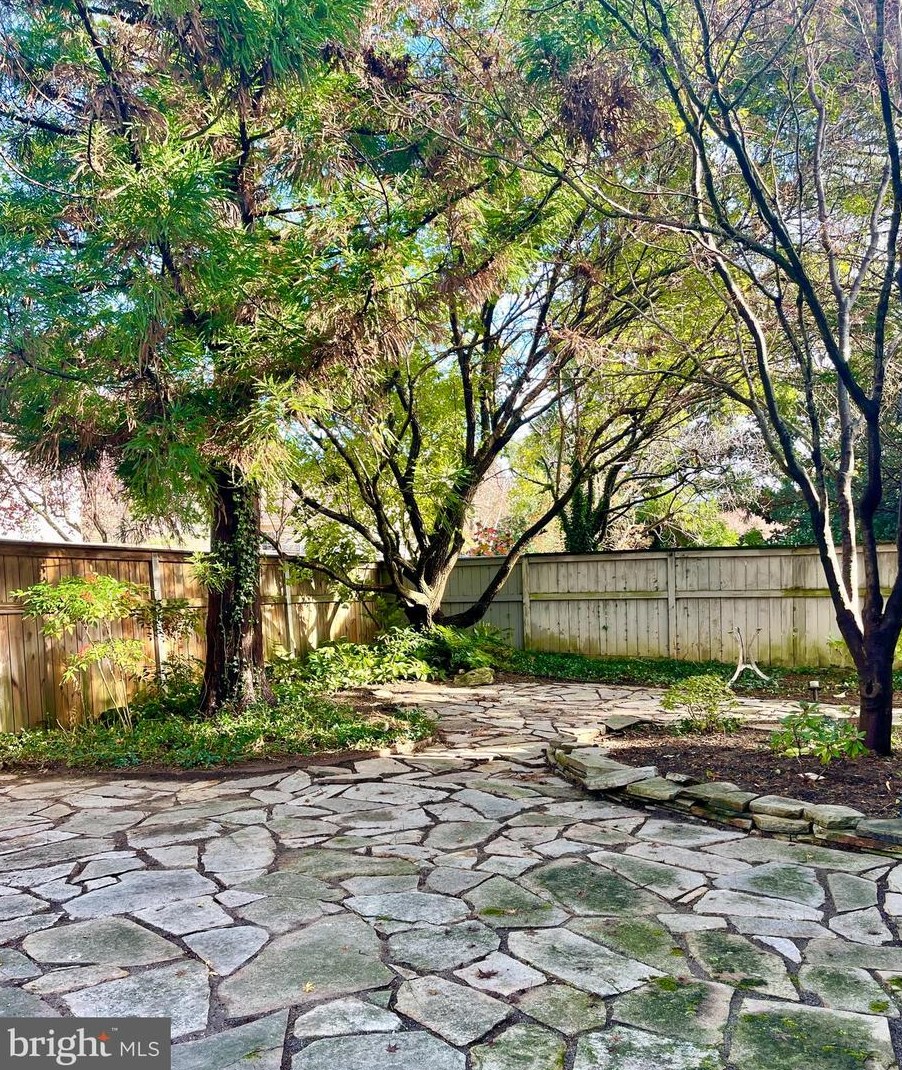 18 Stone Gate Ct, Baltimore MD  21208-1000 exterior