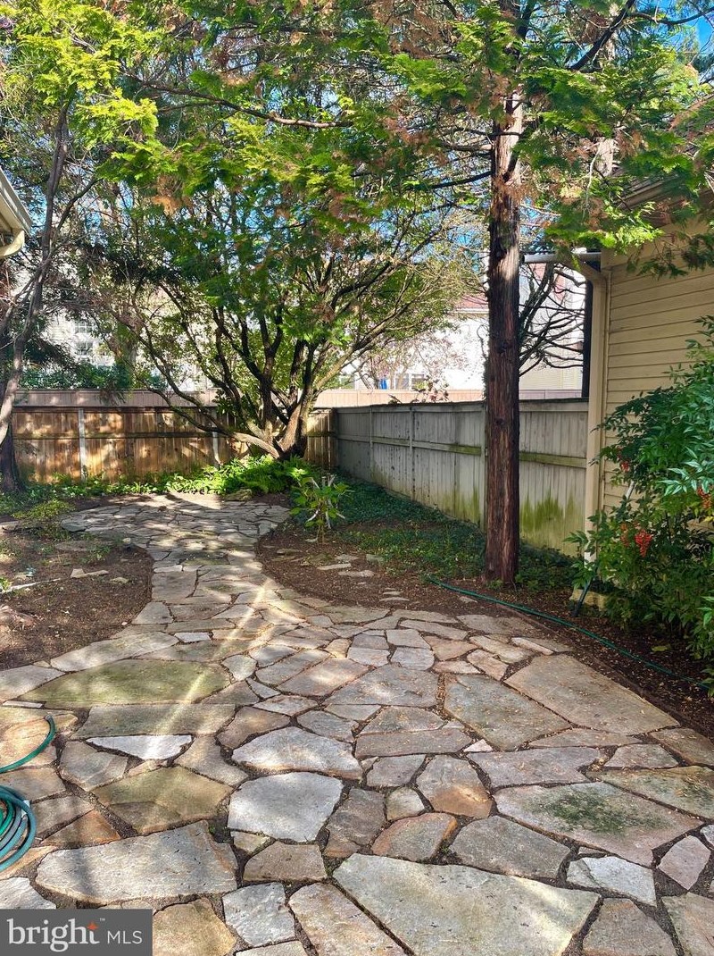 18 Stone Gate Ct, Baltimore MD  21208-1000 exterior