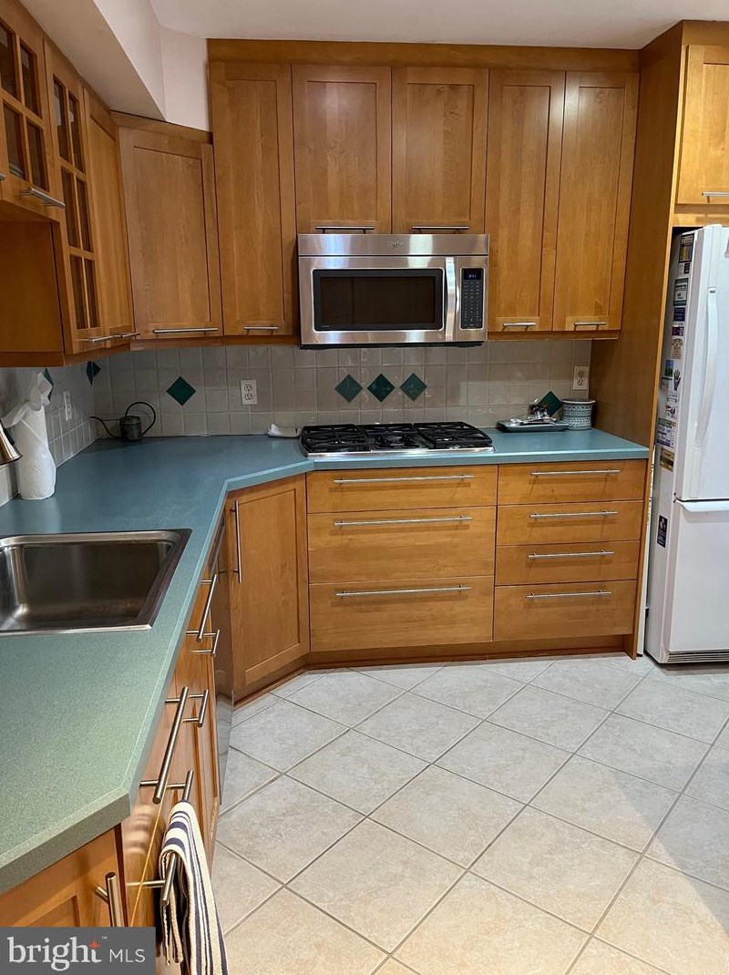 31 Lighttown Ct, Baltimore, MD 21208-4419