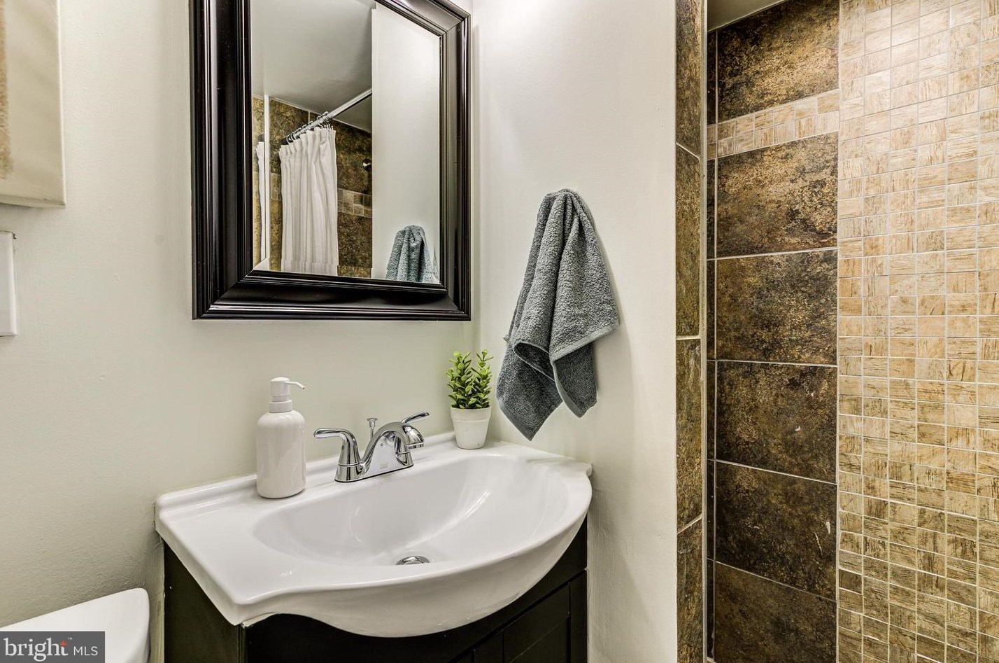 913 Elton Ave, Baltimore MD  21224-3320 exterior