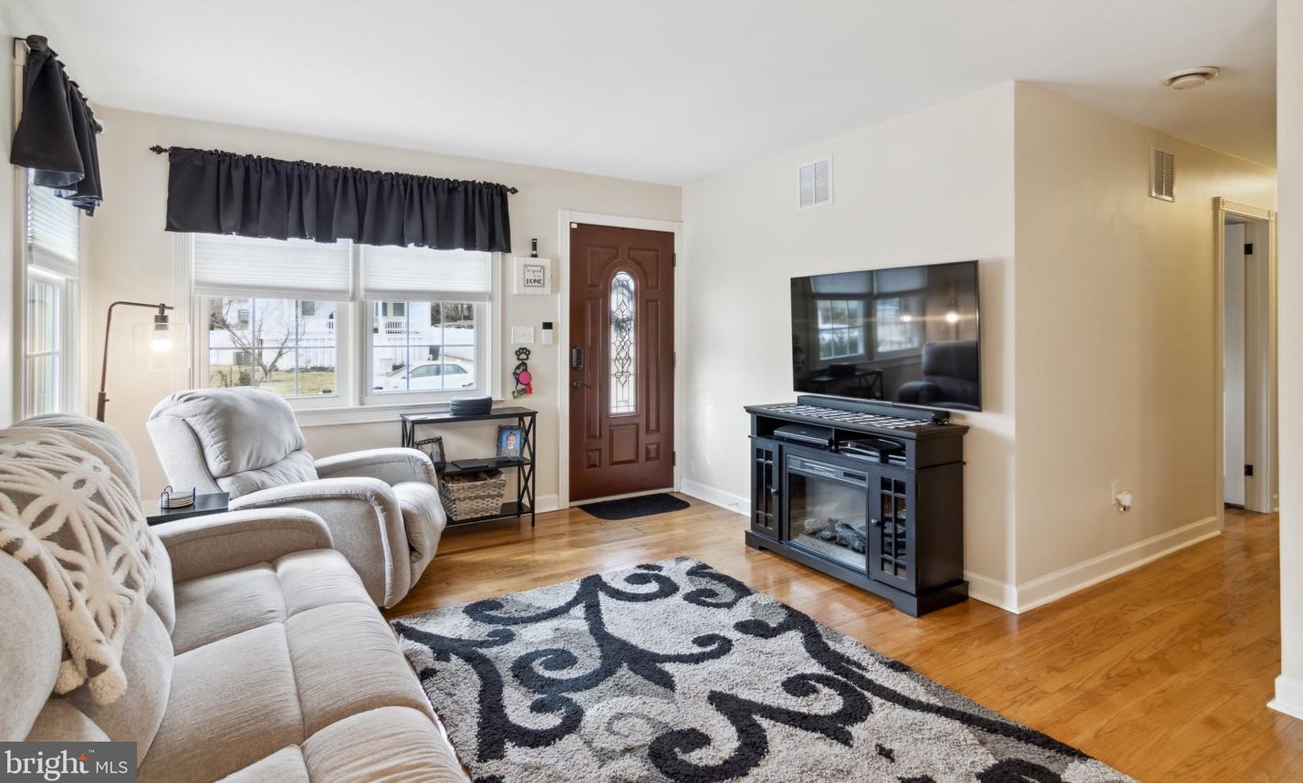 25 Ridge Rd, Baltimore, MD 21228-1909
