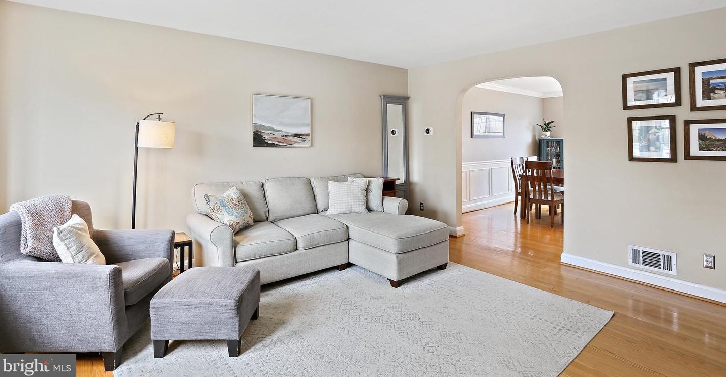 325 Small Ct, Baltimore, MD 21228-1937