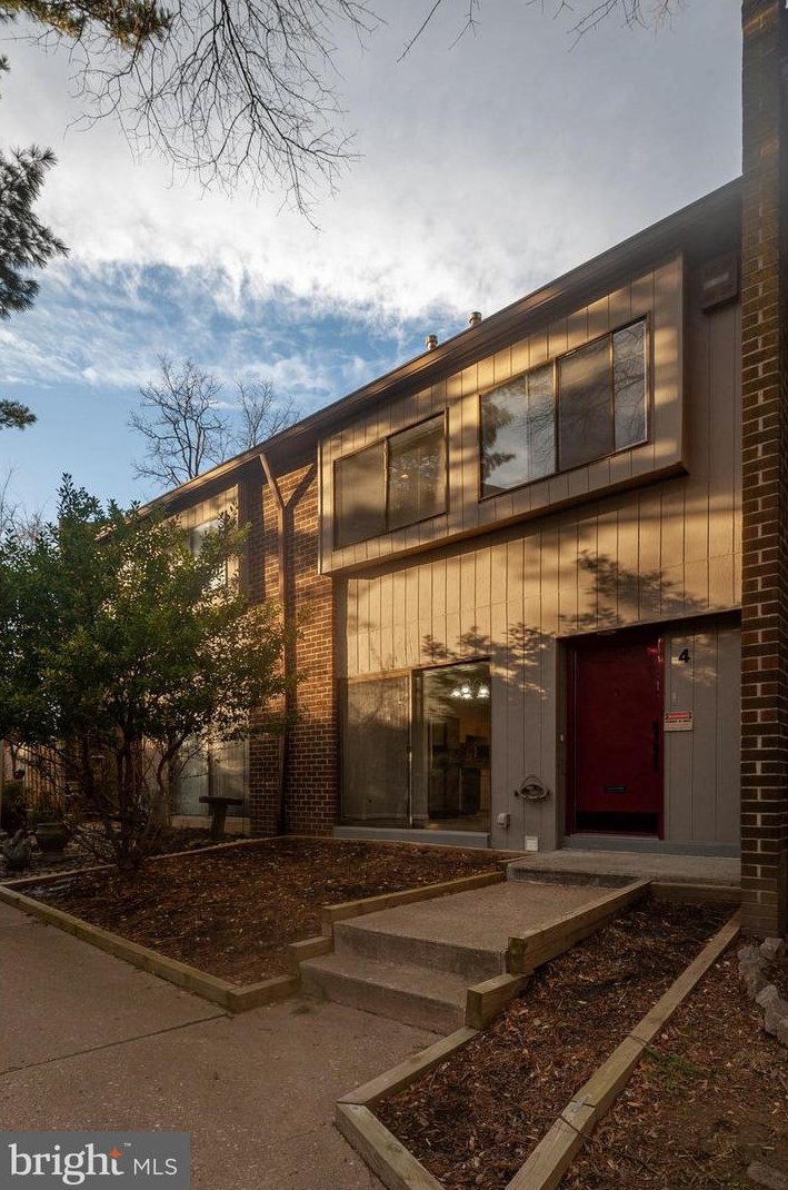 4 Penny Ln, Baltimore, MD 21209-2724