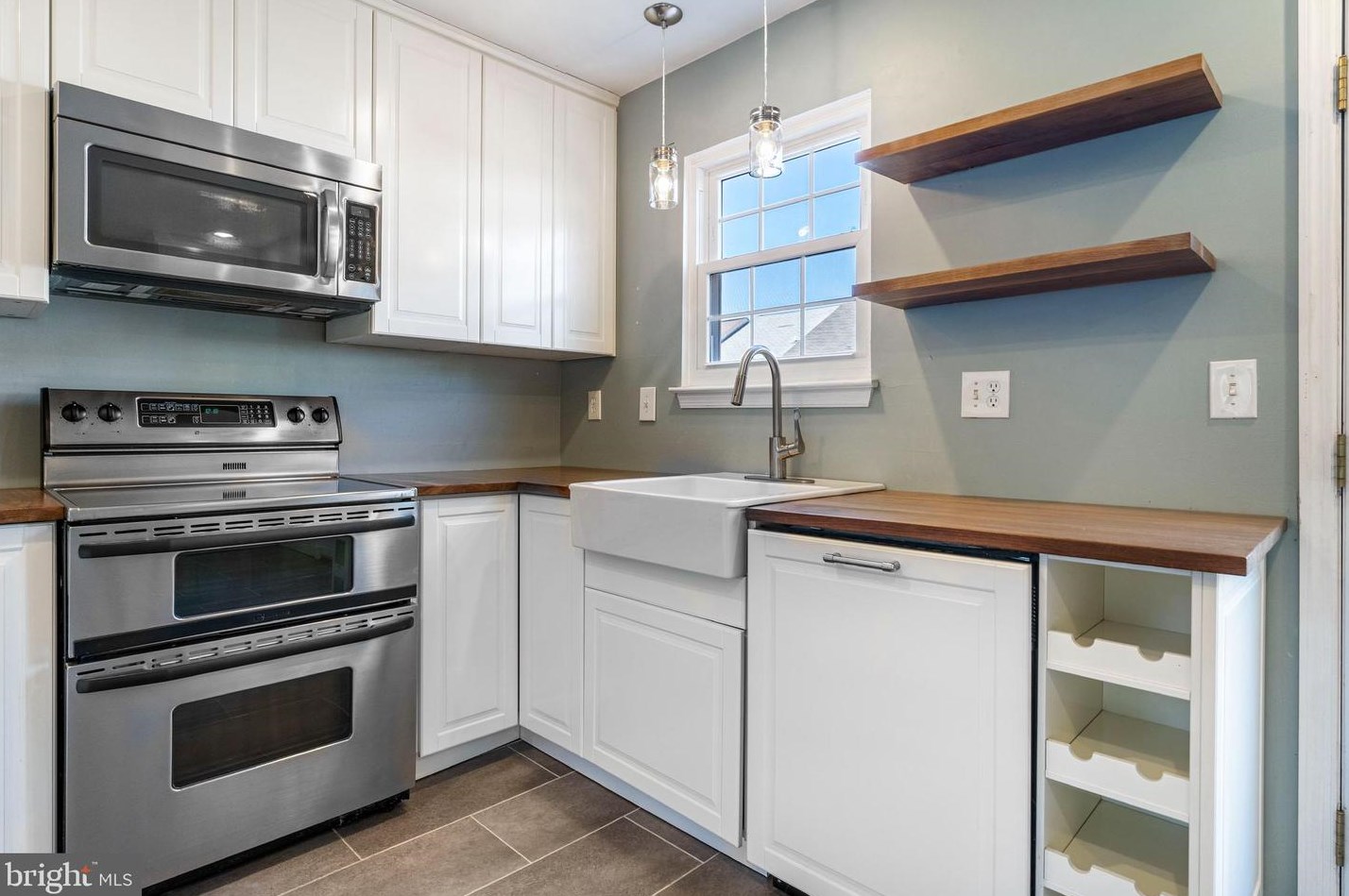 5712 Richardson Mews Sq, Baltimore MD  21227-4291 exterior