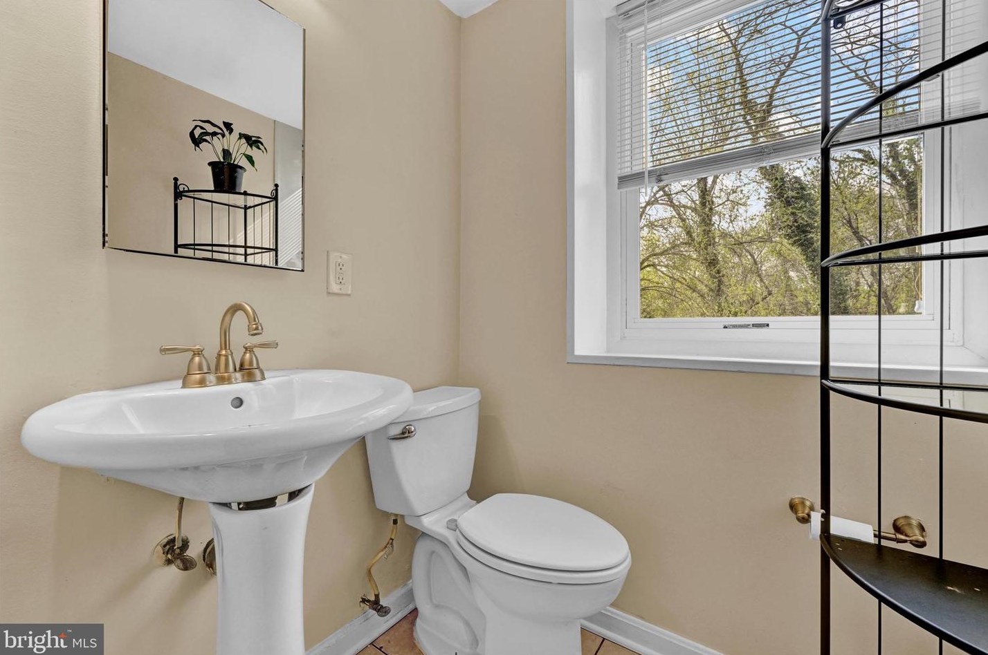 6402 Falkirk Rd, Baltimore MD 21239-1719 exterior