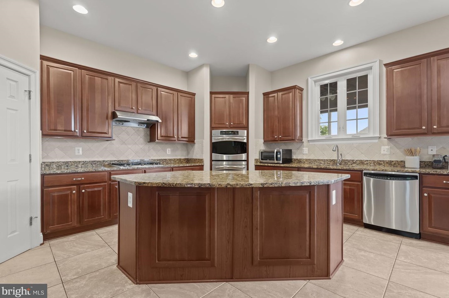 2518 Stone Cliff Dr, Baltimore MD  21209-3733 exterior