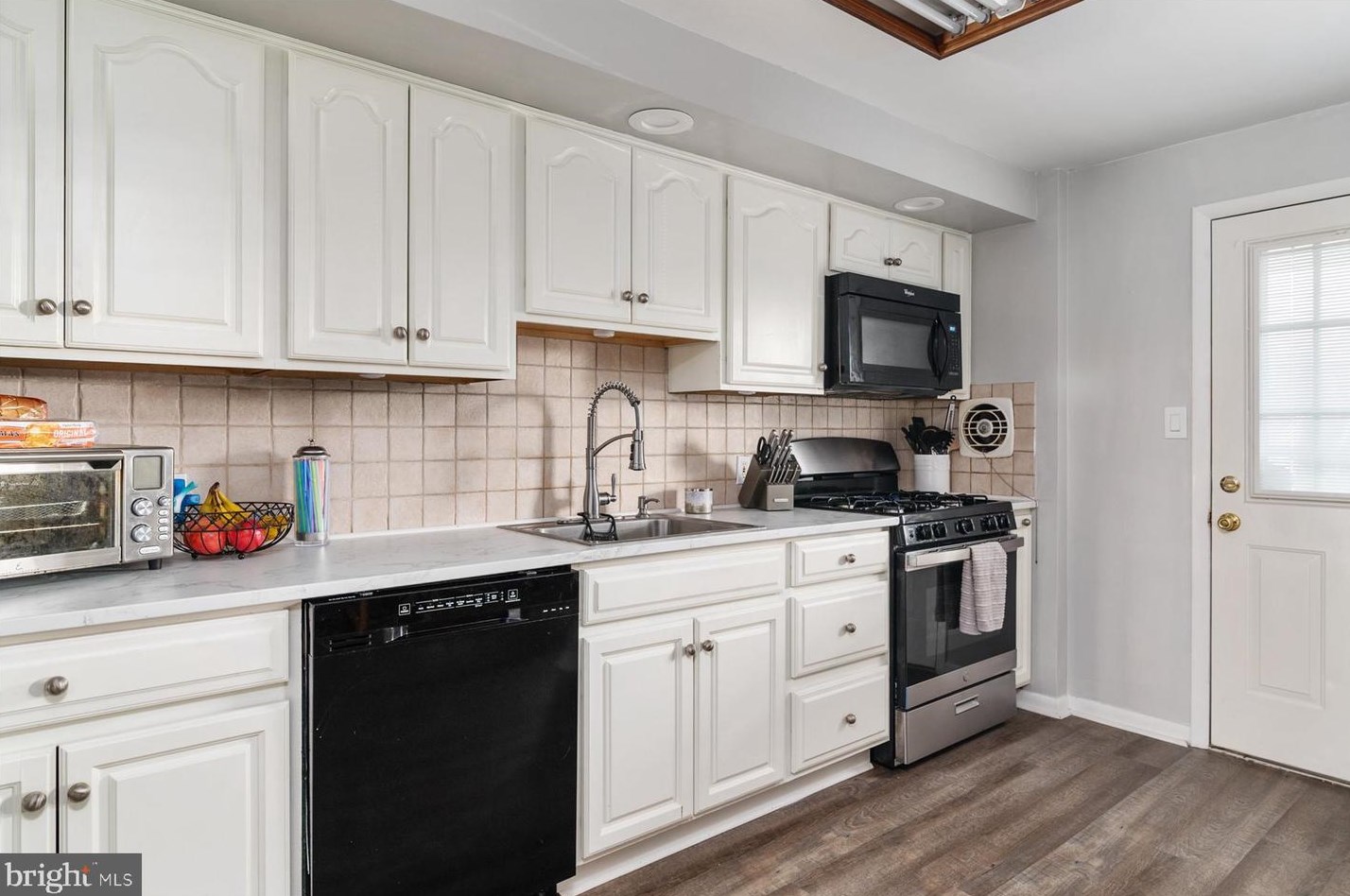 944 Circle Dr, Baltimore MD  21227-2322 exterior