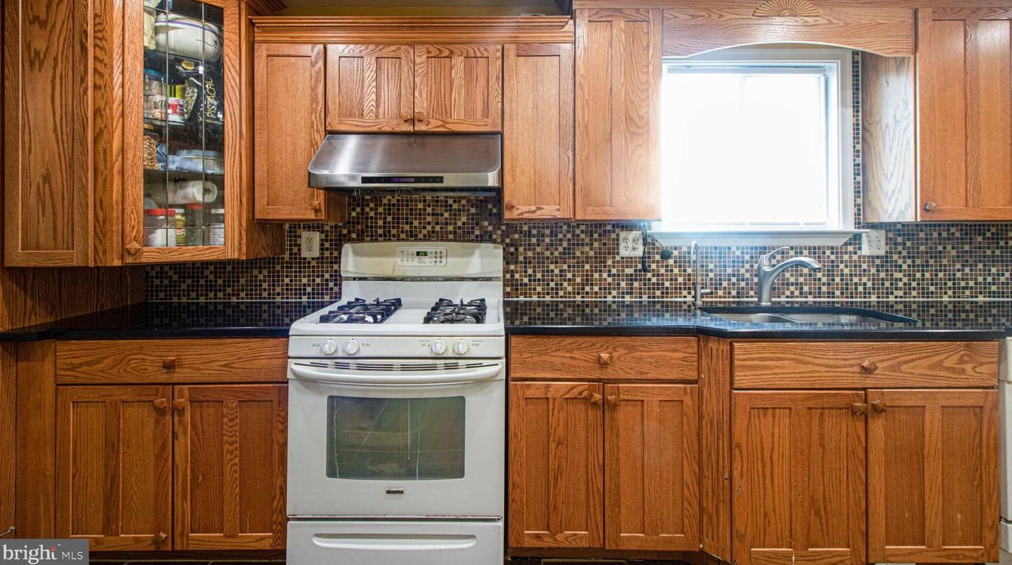 910 Prestwood Rd, Baltimore MD  21228-1223 exterior