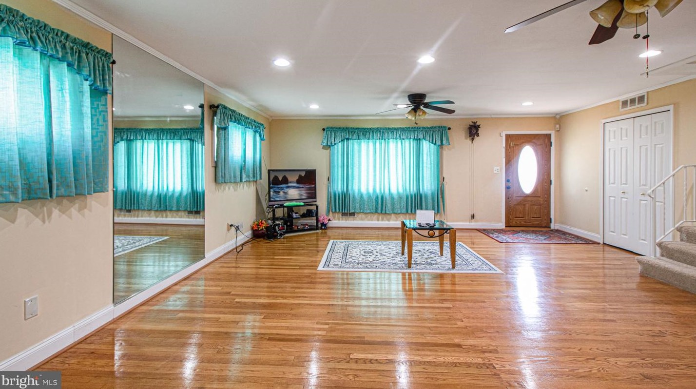 910 Prestwood Rd, Baltimore MD  21228-1223 exterior