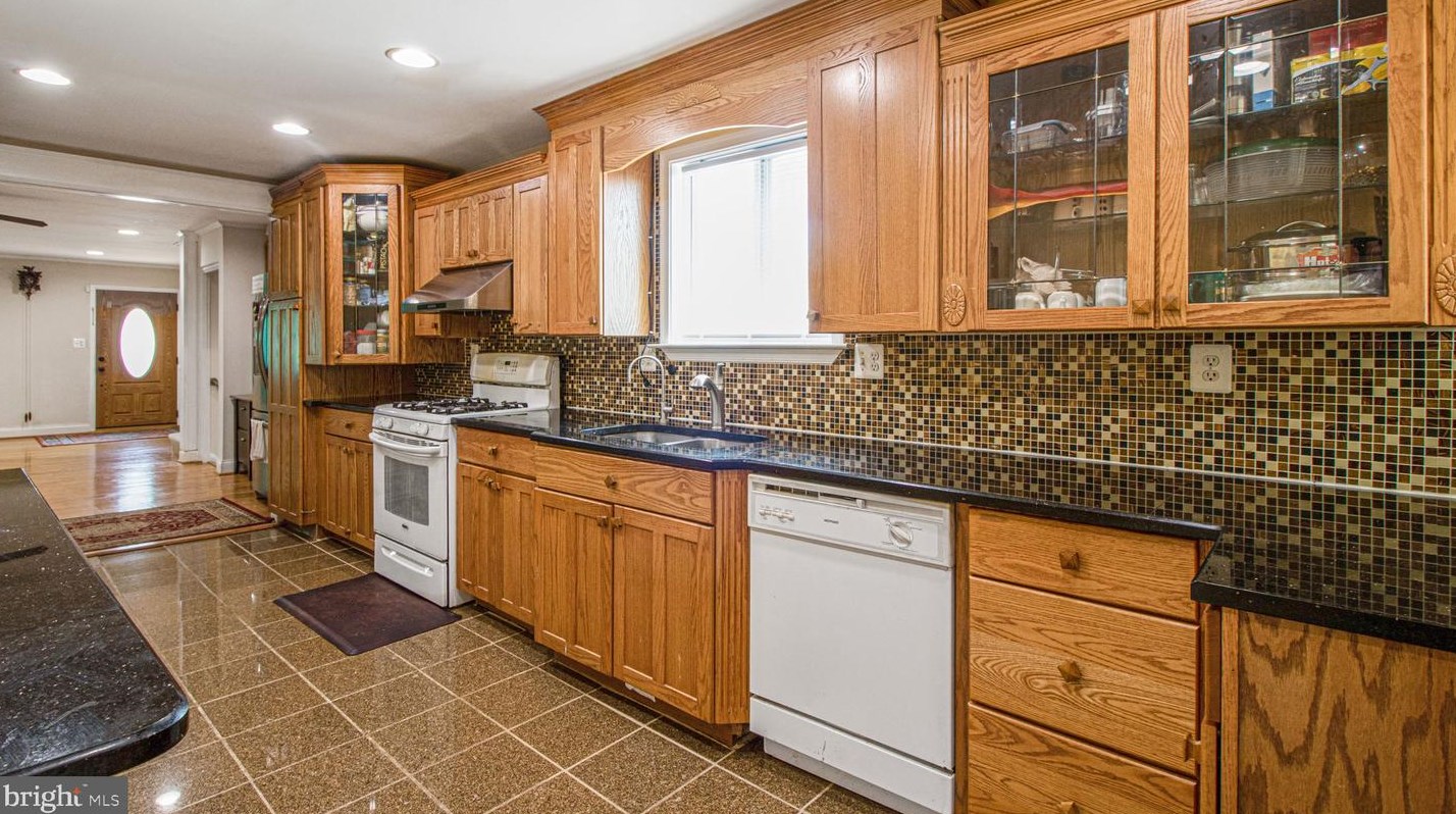 910 Prestwood Rd, Baltimore MD  21228-1223 exterior